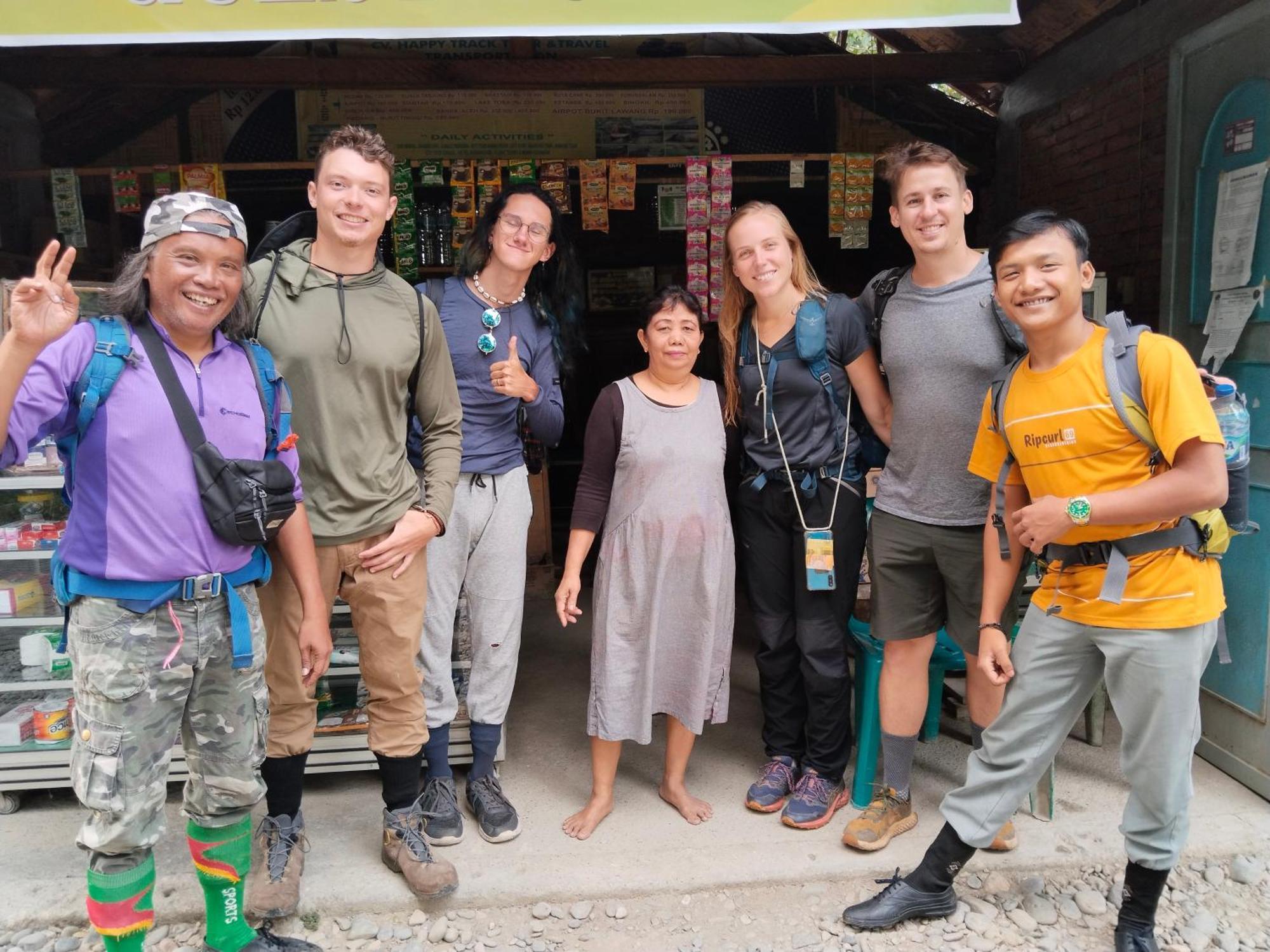 Jhony'S Backpacker-Guest House Only Stay Here Book Treking With Us บูกิตลาวัง ภายนอก รูปภาพ