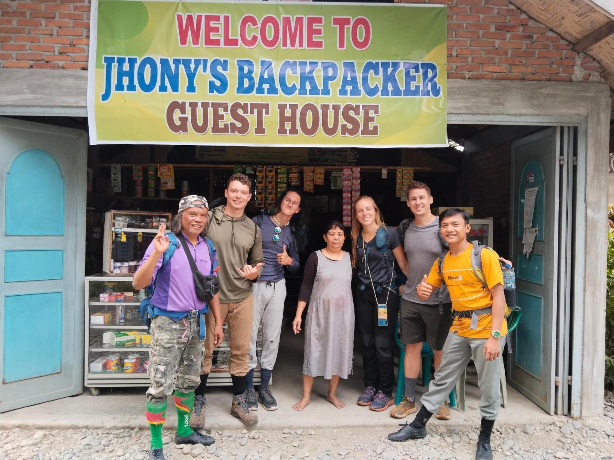 Jhony'S Backpacker-Guest House Only Stay Here Book Treking With Us บูกิตลาวัง ภายนอก รูปภาพ