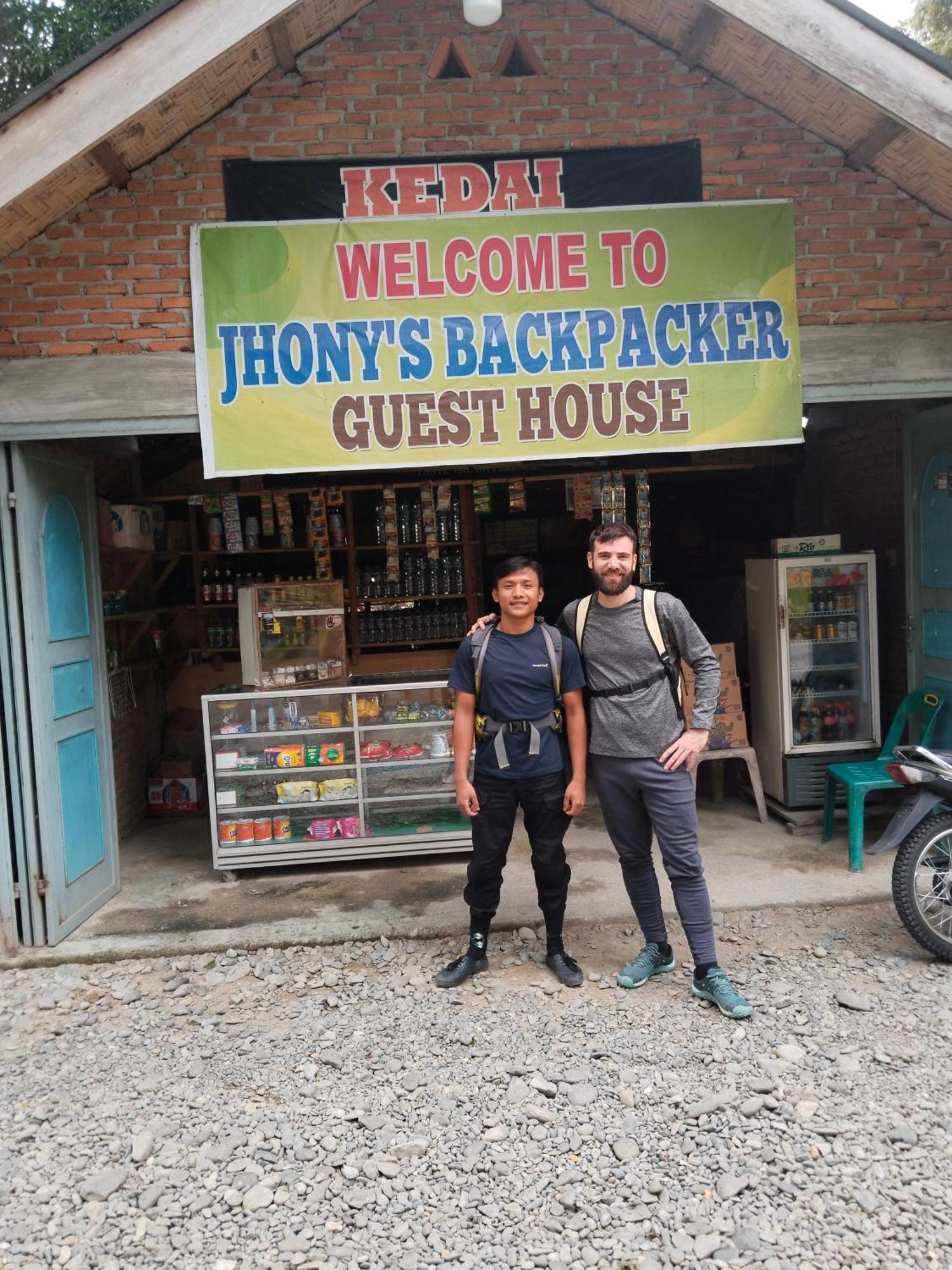 Jhony'S Backpacker-Guest House Only Stay Here Book Treking With Us บูกิตลาวัง ภายนอก รูปภาพ