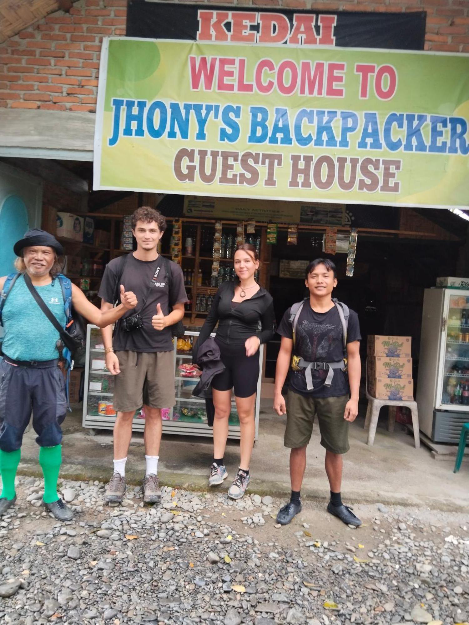 Jhony'S Backpacker-Guest House Only Stay Here Book Treking With Us บูกิตลาวัง ภายนอก รูปภาพ