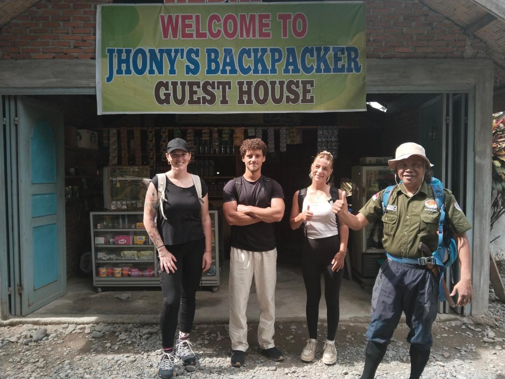 Jhony'S Backpacker-Guest House Only Stay Here Book Treking With Us บูกิตลาวัง ภายนอก รูปภาพ